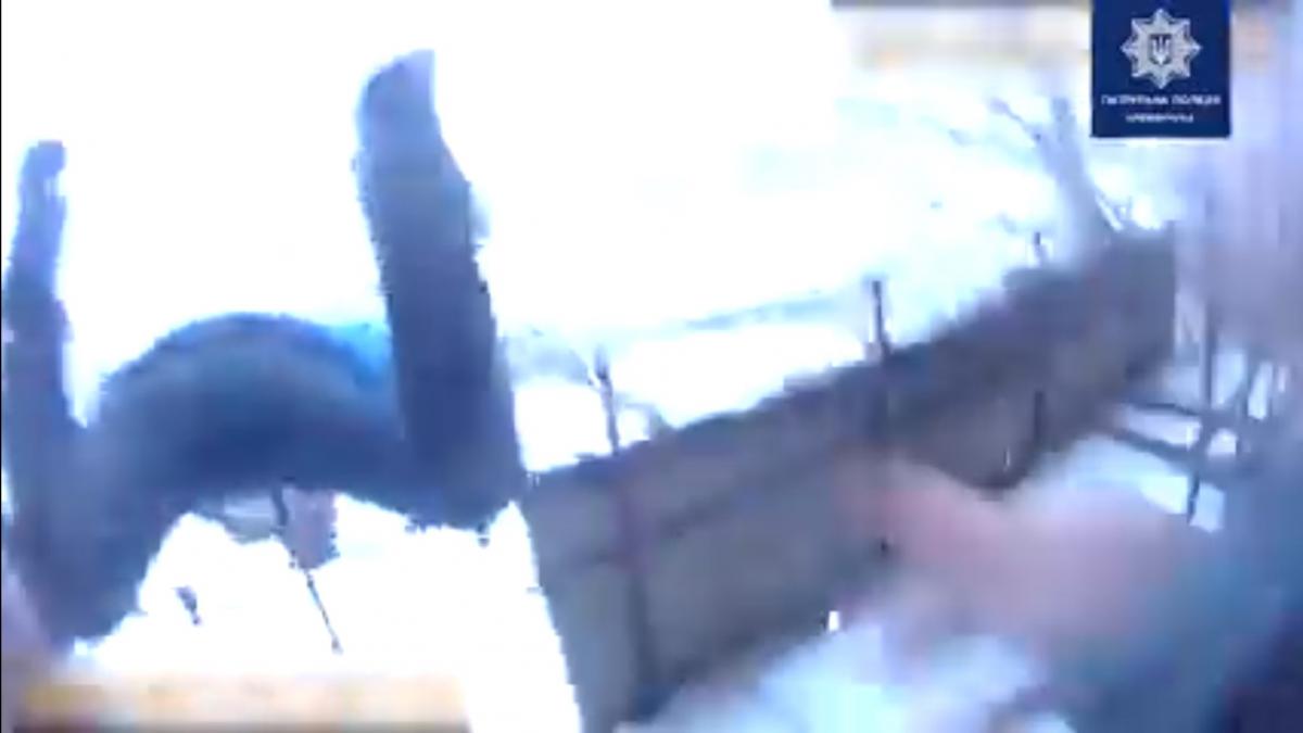 Правоохоронці передали чоловіка лікарям / скріншот з відео Правоохоронці передали чоловіка лікарям / скріншот з відео