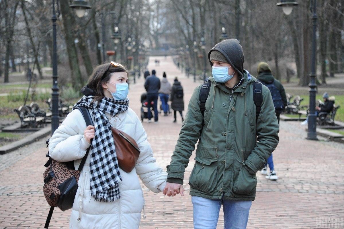 Люди, які носять маски, більше не асоціюються з хворобами \ фото УНІАН, Микола Тис