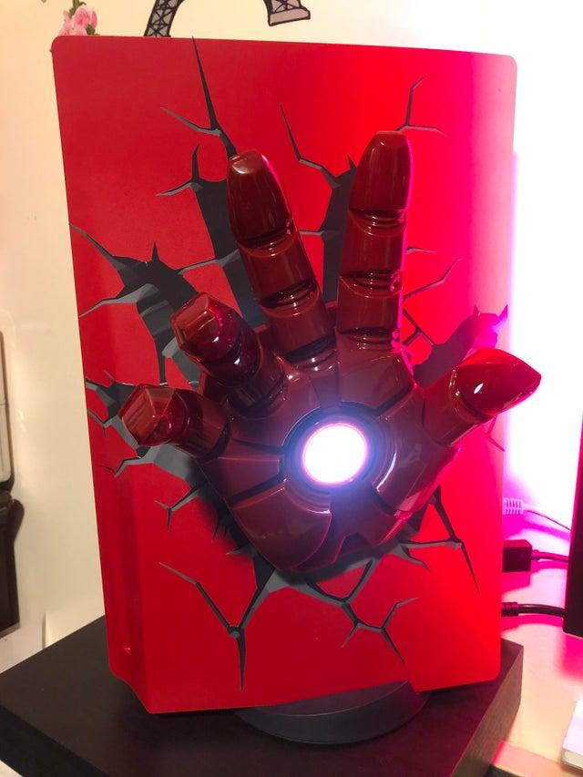 PS5 в стиле Iron Man / фото reddit.com/r/playstation PS5 в стиле Iron Man / фото reddit.com/r/playstation