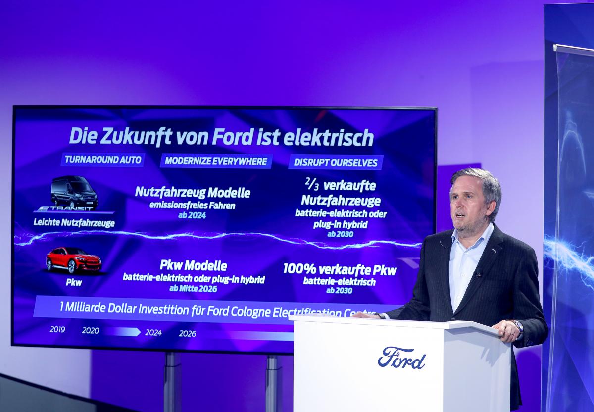 Президент Ford у Європі Стюарт Роулі під час презентації планів компанії з виробництва електромобілів / фото REUTERS Президент Ford у Європі Стюарт Роулі під час презентації планів компанії з виробництва електромобілів / фото REUTERS