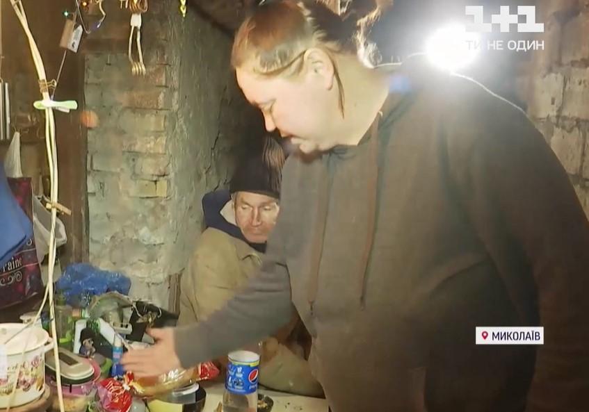 В Николаеве бездомные обустроились на зимовку в подвале многоэтажки / Скриншот с видео В Николаеве бездомные обустроились на зимовку в подвале многоэтажки / Скриншот с видео