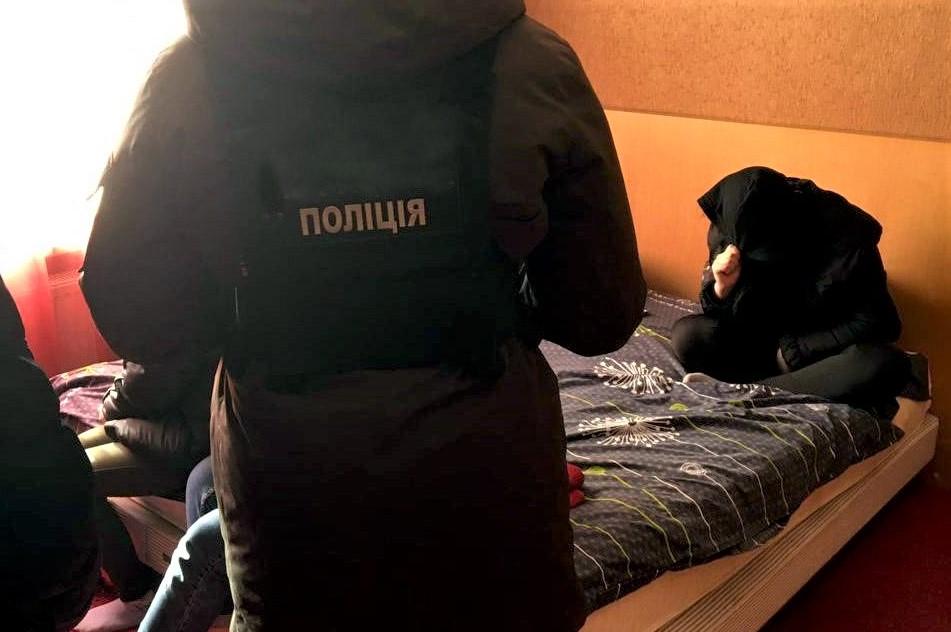 По словам полиции, свои услуги проститутки оценивали в 1 тыс. грн в час / фото Полиция Днепропетровской области По словам полиции, свои услуги проститутки оценивали в 1 тыс. грн в час / фото Полиция Днепропетровской области