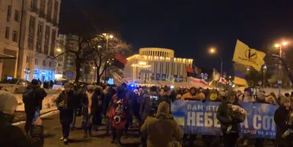 Люди зібралися біля Михайловського собору і пішли на Інститутську / скріншот Марія Лисенко/УНІАН