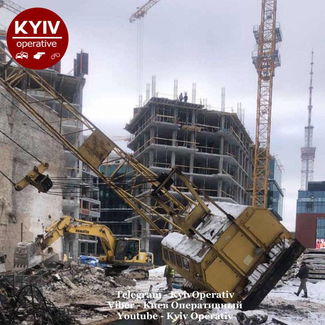 На будівництво обрушився кран / фото: Київ Оперативний Facebook На будівництво обрушився кран / фото: Київ Оперативний Facebook