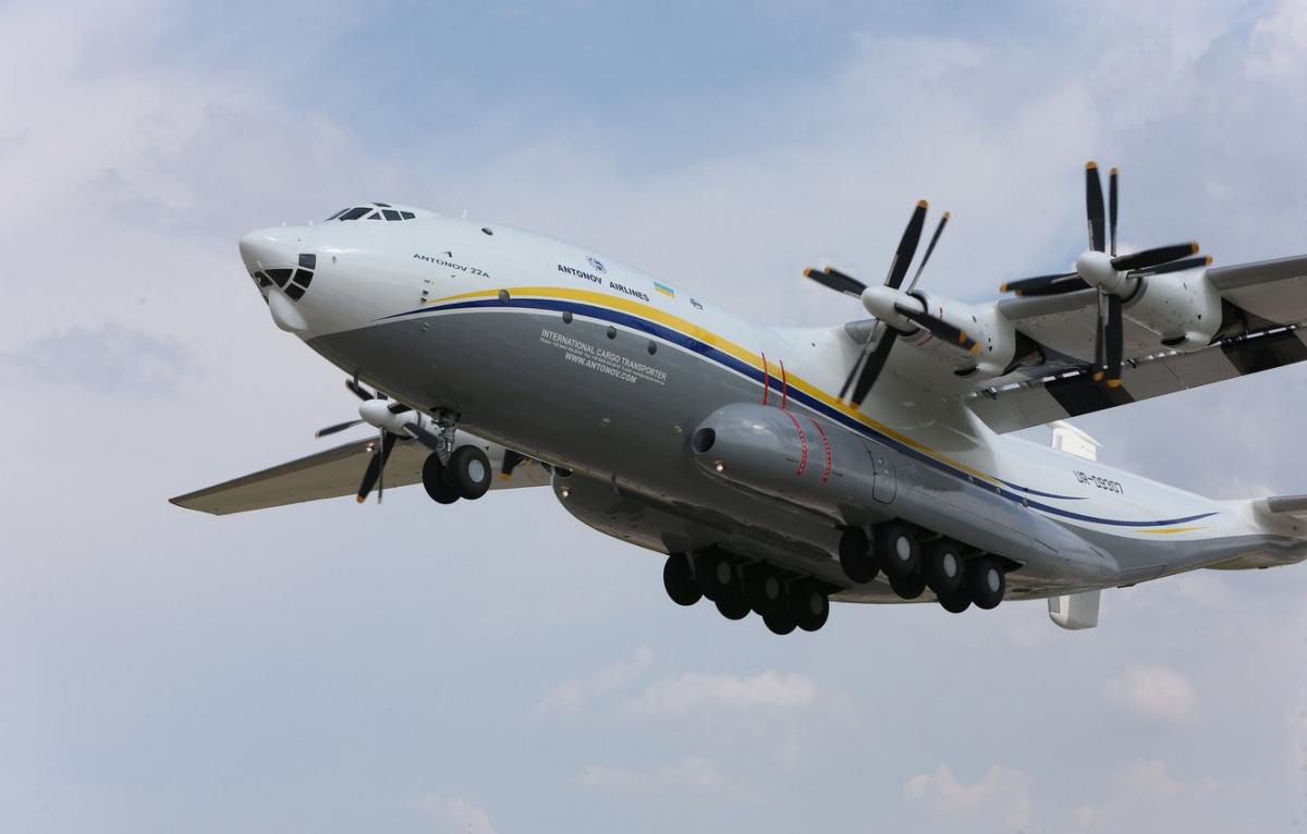 В 1965 году был совершен первый полет транспортного самолета Ан-22 «Антей» / фото goodfon.com В 1965 году был совершен первый полет транспортного самолета Ан-22 «Антей» / фото goodfon.com