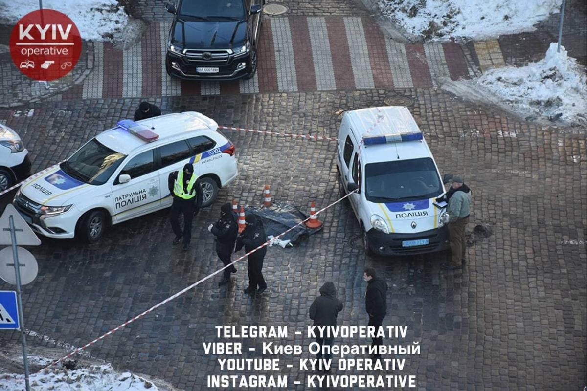 В центрі Києва водій вбив пішохода, момент трагедії потрапив на відео 18+ / t.me/KyivOperativ В центрі Києва водій вбив пішохода, момент трагедії потрапив на відео 18+ / t.me/KyivOperativ