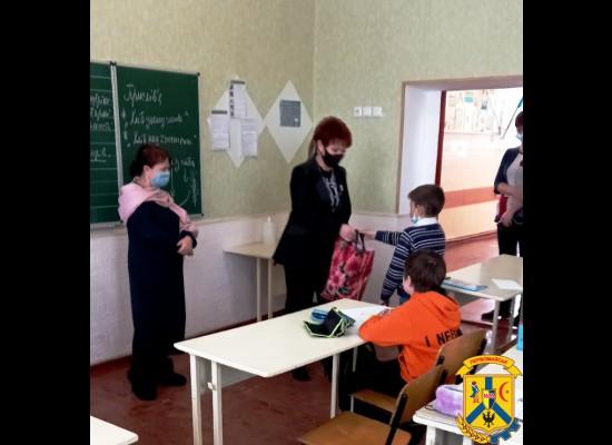 У школі Максиму вручили подарунок / фото Первомайська міська територіальна громади