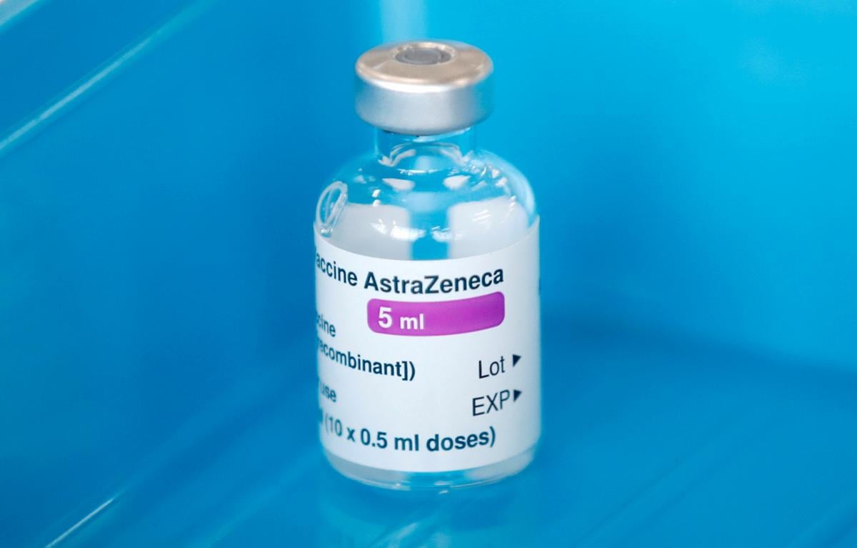 В Британии не советуют вводить дозы вакцины от AstraZeneca очень молодым людям / фото REUTERS