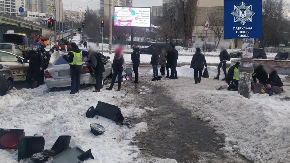 Чоловік не впорався з керуванням / фото Патрульна поліція Києва Чоловік не впорався з керуванням / фото Патрульна поліція Києва
