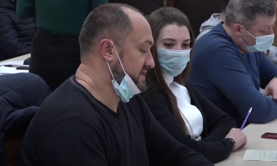 Маску депутат вирішив приспустити / скріншот відео Маску депутат вирішив приспустити / скріншот відео