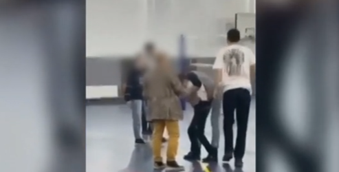 Ученика травмировали в спортзале / скриншот видео Ученика травмировали в спортзале / скриншот видео