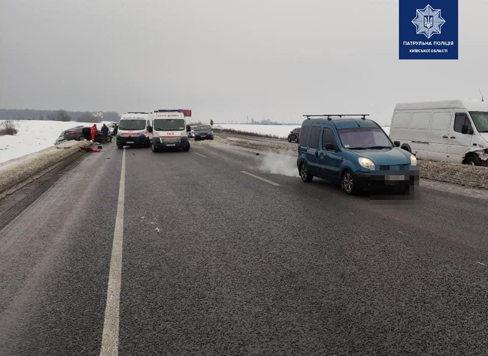 Аварія сталася вранці 23 лютого / фото facebook.com/kyivregionpatrolpolice Аварія сталася вранці 23 лютого / фото facebook.com/kyivregionpatrolpolice