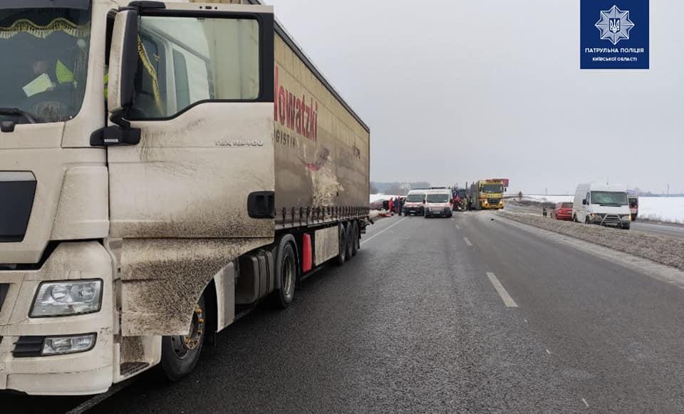 Аварія сталася вранці 23 лютого / фото facebook.com/kyivregionpatrolpolice Аварія сталася вранці 23 лютого / фото facebook.com/kyivregionpatrolpolice