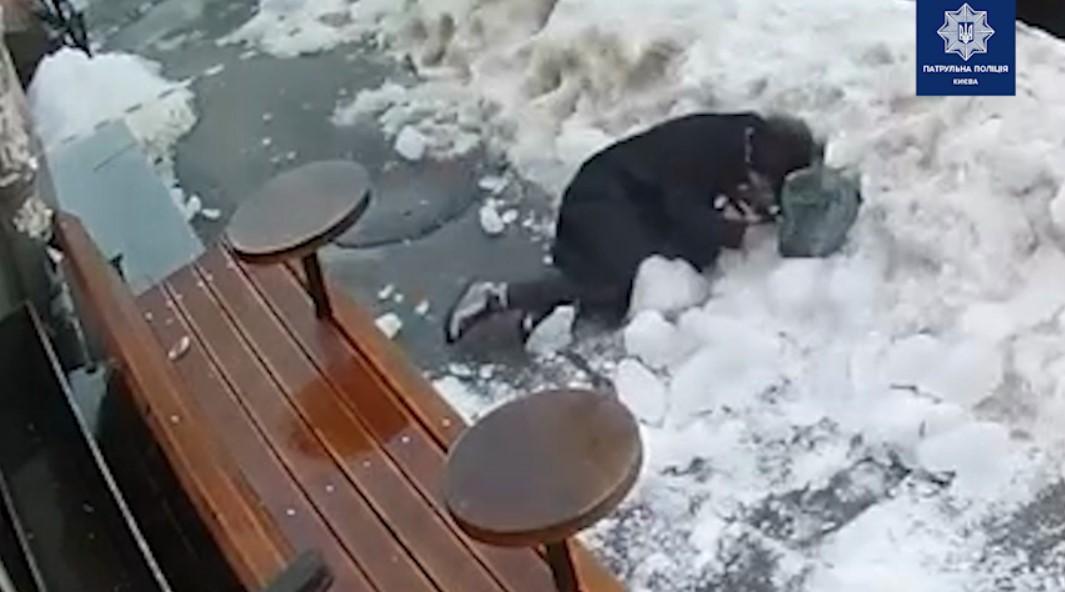 Жінку госпіталізували / скріншот з відео Жінку госпіталізували / скріншот з відео