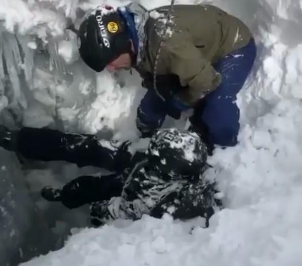 У супутника дівчини виявилася зламана рука / фото У супутника дівчини виявилася зламана рука / фото