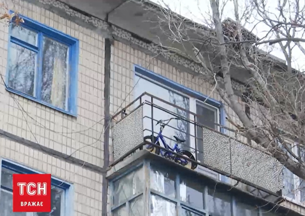 Хлопчик впав з 5-го поверху \ скріншот з відео Хлопчик впав з 5-го поверху \ скріншот з відео