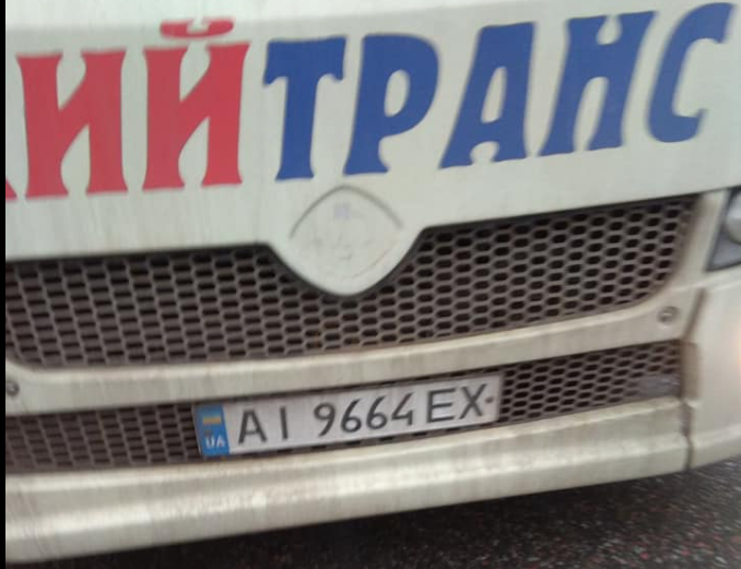 Коли намагалися сфотографувати номерні знаки маршрутки, водій намагався наїхати на дітей з дідусем \ \ facebook.com/groups/solomenka.kyiv