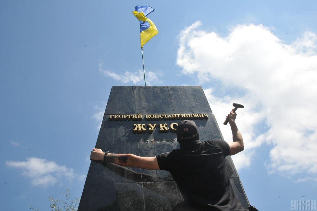 Мерія Харкова утретє повернула проспекту Григоренка прізвище Жукова / Фото УНІАН, Андрій Марієнко Мерія Харкова утретє повернула проспекту Григоренка прізвище Жукова / Фото УНІАН, Андрій Марієнко