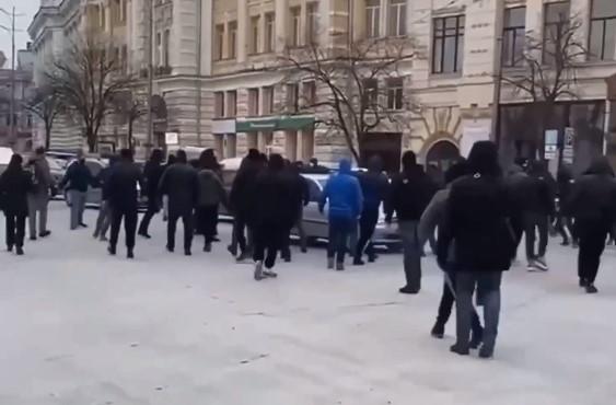 На відеозаписі видно, як група націоналістів проганяє прихильників ОПЗЖ / скріншот з відео На відеозаписі видно, як група націоналістів проганяє прихильників ОПЗЖ / скріншот з відео