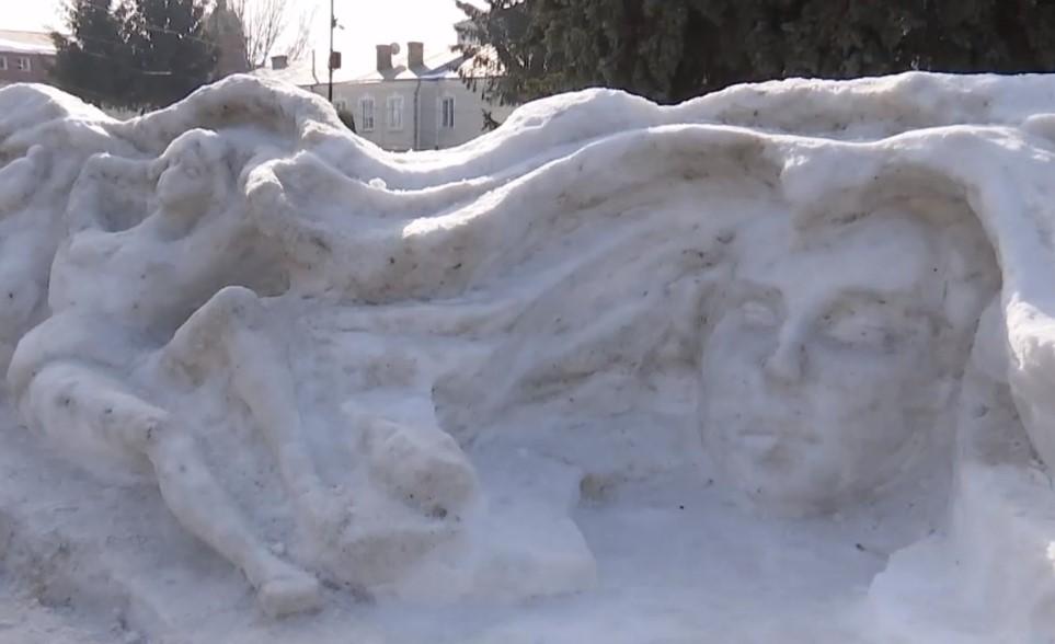 Над снежными фигурами скульптор работал почти неделю / скриншот