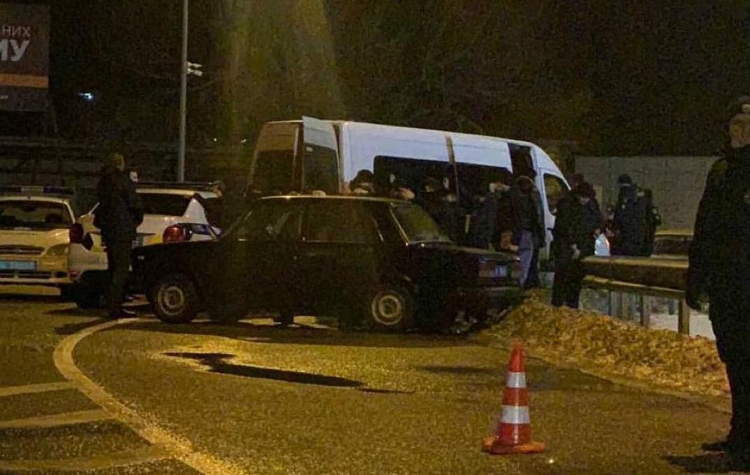 Обыски под офисом ОПЗЖ - полиция задержала автобус охранников Кивы / Киев оперативный Обыски под офисом ОПЗЖ - полиция задержала автобус охранников Кивы / Киев оперативный