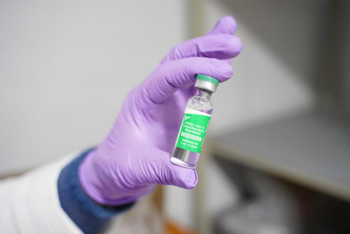 24 февраля началась вакцинация медицинских работников препаратом CoviShield / фото REUTERS