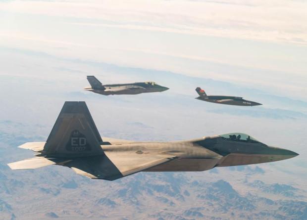 Американцы впервые испытают беспилотных ведомых на военных учениях / фото U.S. Air Force Американцы впервые испытают беспилотных ведомых на военных учениях / фото U.S. Air Force