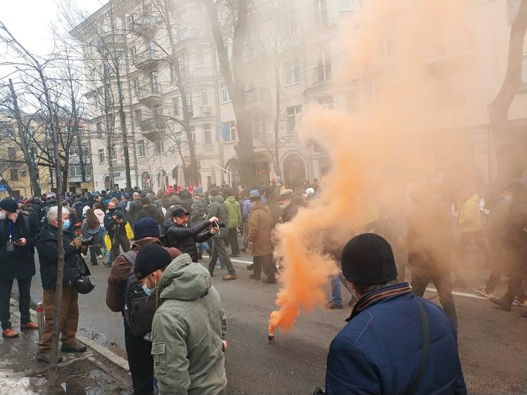 Протести Стерненко - мітингувальники закидали петардами Офіс генпрокурора / УНІАН / Віталій Саєнко Протести Стерненко - мітингувальники закидали петардами Офіс генпрокурора / УНІАН / Віталій Саєнко