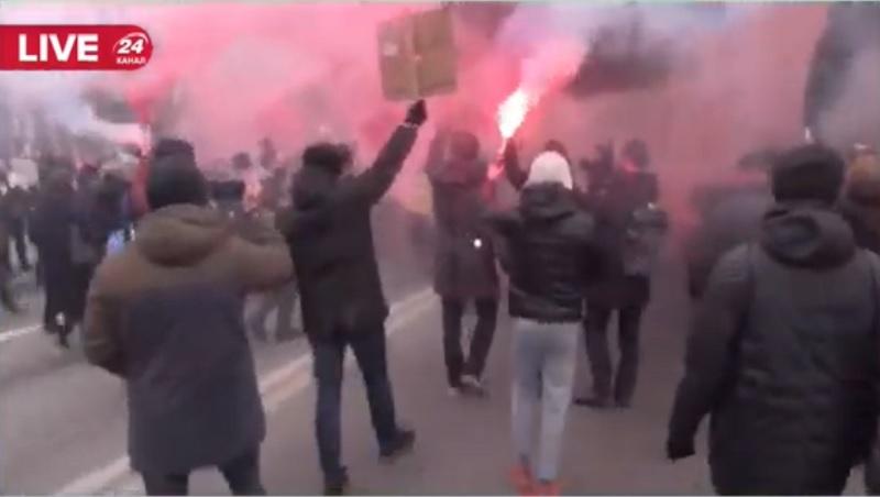 Протесты Стерненко - участники акции двинулись пикетировать офис генпрокурора / скриншот Протесты Стерненко - участники акции двинулись пикетировать офис генпрокурора / скриншот