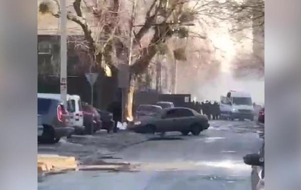 В Киеве стреляли по активистам у стройки / скрин видео В Киеве стреляли по активистам у стройки / скрин видео