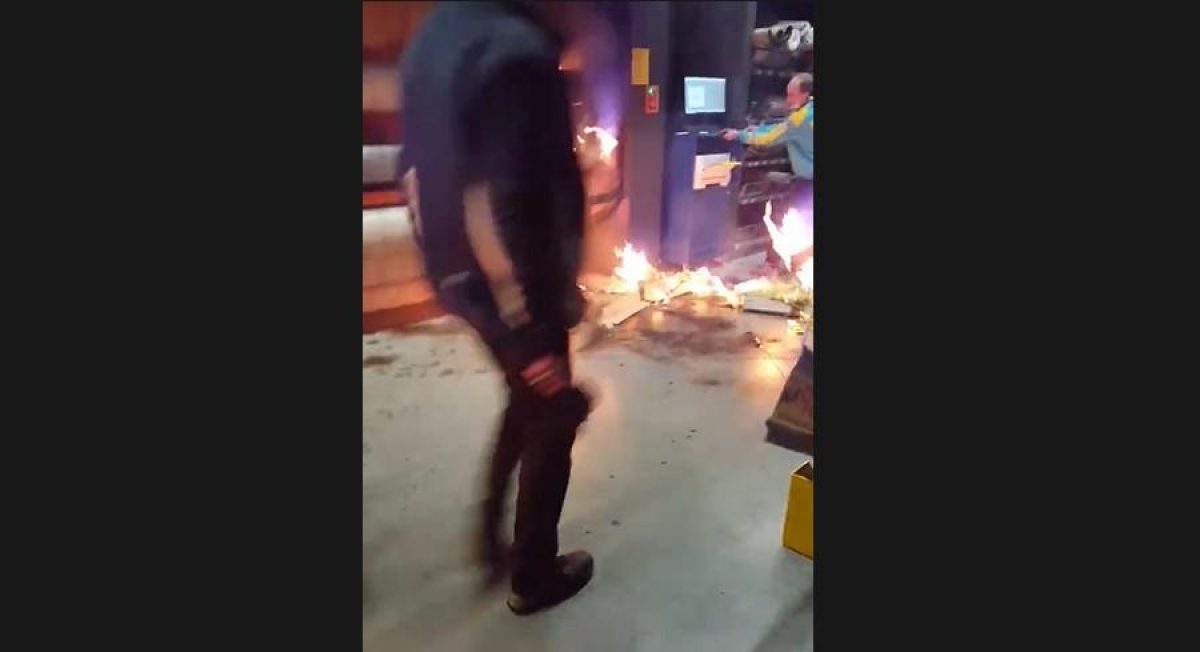 В сети появилось видео первых минут пожара в "Эпицентре"