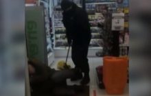У Житомирі охоронці магазину побили чоловіка, який зайшов туди погрітися (відео)