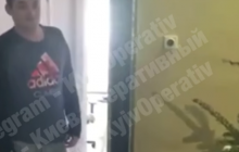 В Киеве жильцы многоэтажки выбросили из окна новогоднюю елку и поплатились за это (видео)