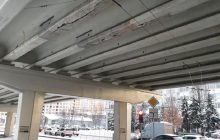 Трещина на десятки сантиметров: СМИ показали, что произошло с "уставшим" мостом на столичных Нивках (видео)