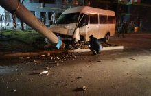 В Запорожье маршрутка врезалась в электроопору, пострадали 14 человек (фото, видео)