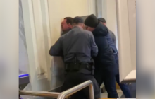 В здание Рады пытался прорваться неизвестный: инцидент попал на видео