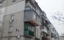 "Закриває все світло": киян обурив "балкон-гігант" на Дарниці (фото)