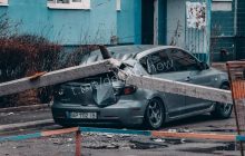 Комунальники попрацювали: у Дніпрі бетонний стовп впав на припарковане авто (фото, Відео)