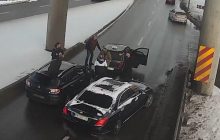 На мосту Метро в Киеве конфликт между водителями перерос в драку и попал на видео
