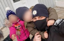 Ходил по улице в майке и колготках: под Харьковом мать оставила маленьких детей в холодном доме и без еды (фото)