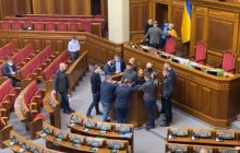 "Слуги народа" "охраняют" трибуну Рады от ОПЗЖ (видео)