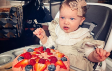 Милла Йовович показала фото с празднования первого дня рождения младшей дочери