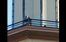 В Івано-Франківську пара зайнялася сексом на оглядовому майданчику Ратуші, мер міста не розгубився (відео 18+)