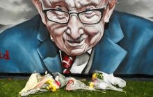 Британці несуть свічки і квіти до будинку Тома Мура, який помер від коронавірусу (фоторепортаж)