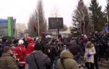 Под телеканалом "НАШ" произошли стычки правых активистов с полицией (видео)