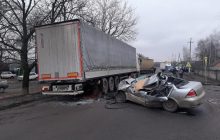 На Харьковщине легковушка "влетела" под фуру: погиб водитель (фото)