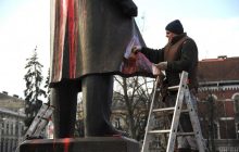 Суд у Львові виніс вирок студенту, який облив фарбою пам'ятник Бандері (фото)