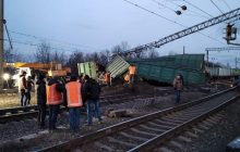 Під Дніпром 8 вагонів вантажного поїзда зійшли з колій і заблокували рух (фото)