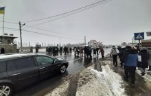 "Тарифные" протесты: на Буковине митингующие перекрыли трассу (фото)