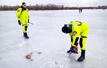 В Киеве спасателям пришлось изо льда вырезать тело утопленника (фото 18+)